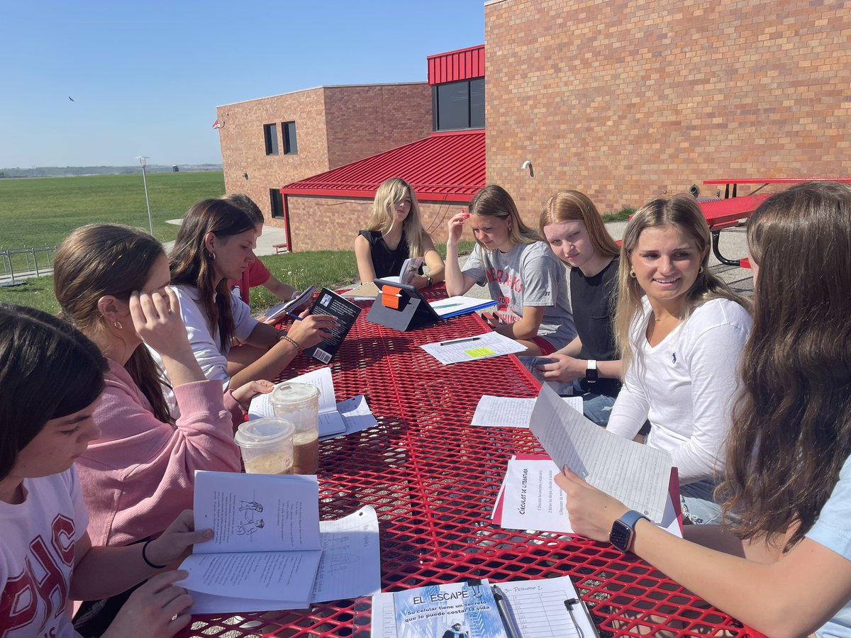 Sra_Ehrke's tweet photo. Working hard or hardly working? @Platteview_HS 🤨 #senioritis #junioritis #teacheritis 😆 https://t.co/ZcQbZpyriY