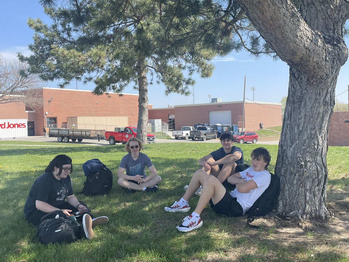 Sra_Ehrke's tweet photo. Working hard or hardly working? @Platteview_HS 🤨 #senioritis #junioritis #teacheritis 😆 https://t.co/ZcQbZpyriY
