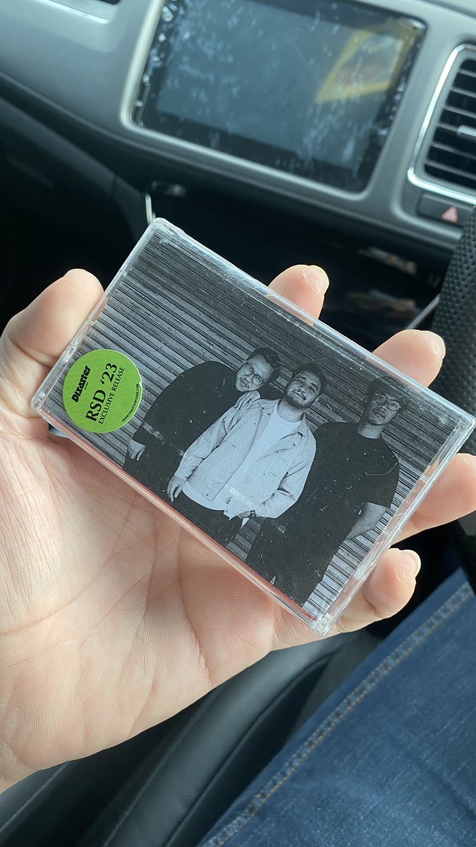lauarie's tweet photo. Tinggal nyari walkman atau radiotape buat dengerin. https://t.co/eQeuHyvqXU
