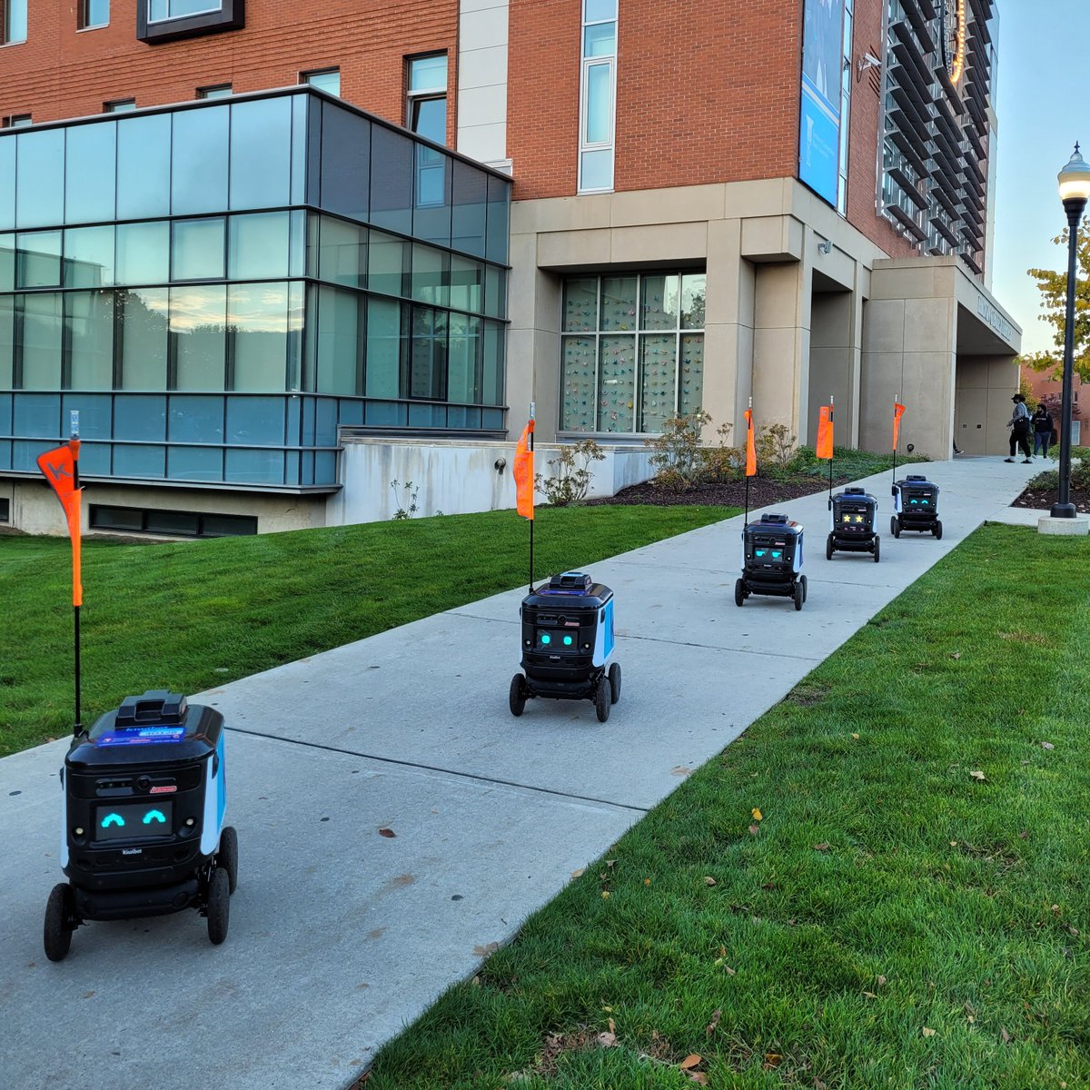 😎We are creating the best last-mile delivery infrastructure in the world: lovable, sustainable, all-electric, and convenient. Delivering what you need and saving your time for what matters most.

#lastmiledelivery #kiwibotdeliveryrobot #sustainability #convenience #foodtech