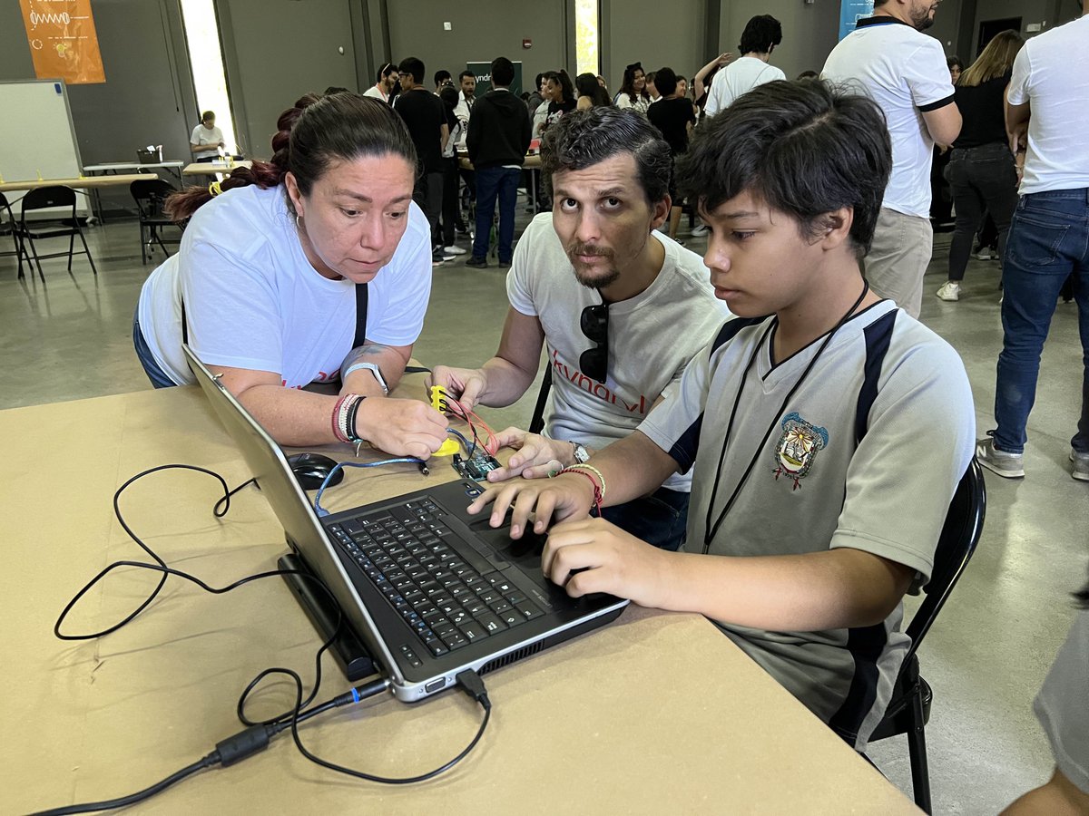 carlossm68's tweet photo. 5 días de actividades, 180 voluntarios de @Kyndryl Costa Rica acompañando, guiando y motivando a 300 jóvenes de colegios de la localidad en proyectos para fomentar  habilidades enfocadas en proyectos #STEAM. Gracias @AEDCostaRica  #TheHeartofProgress #ProCommunity https://t.co/eHWOrBv29X