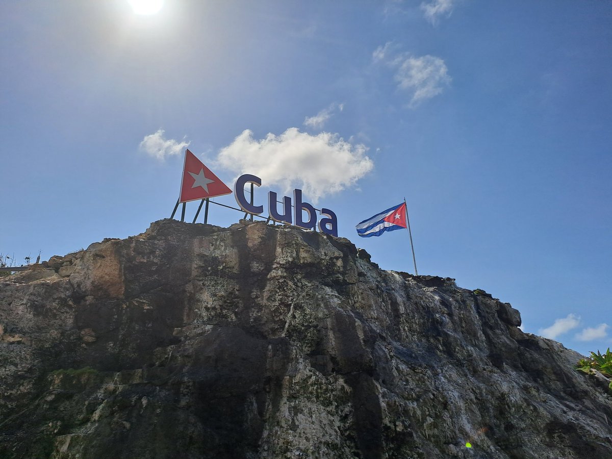 🇨🇺🇨🇺 «Si deshecha en menudos pedazos / llega a ser mi bandera algún día / nuestros muertos alzando los brazos / la sabrán defender todavía» 🇨🇺🇨🇺
#ALaPatriaManosYCorazón 👐❤️
#VivaCuba