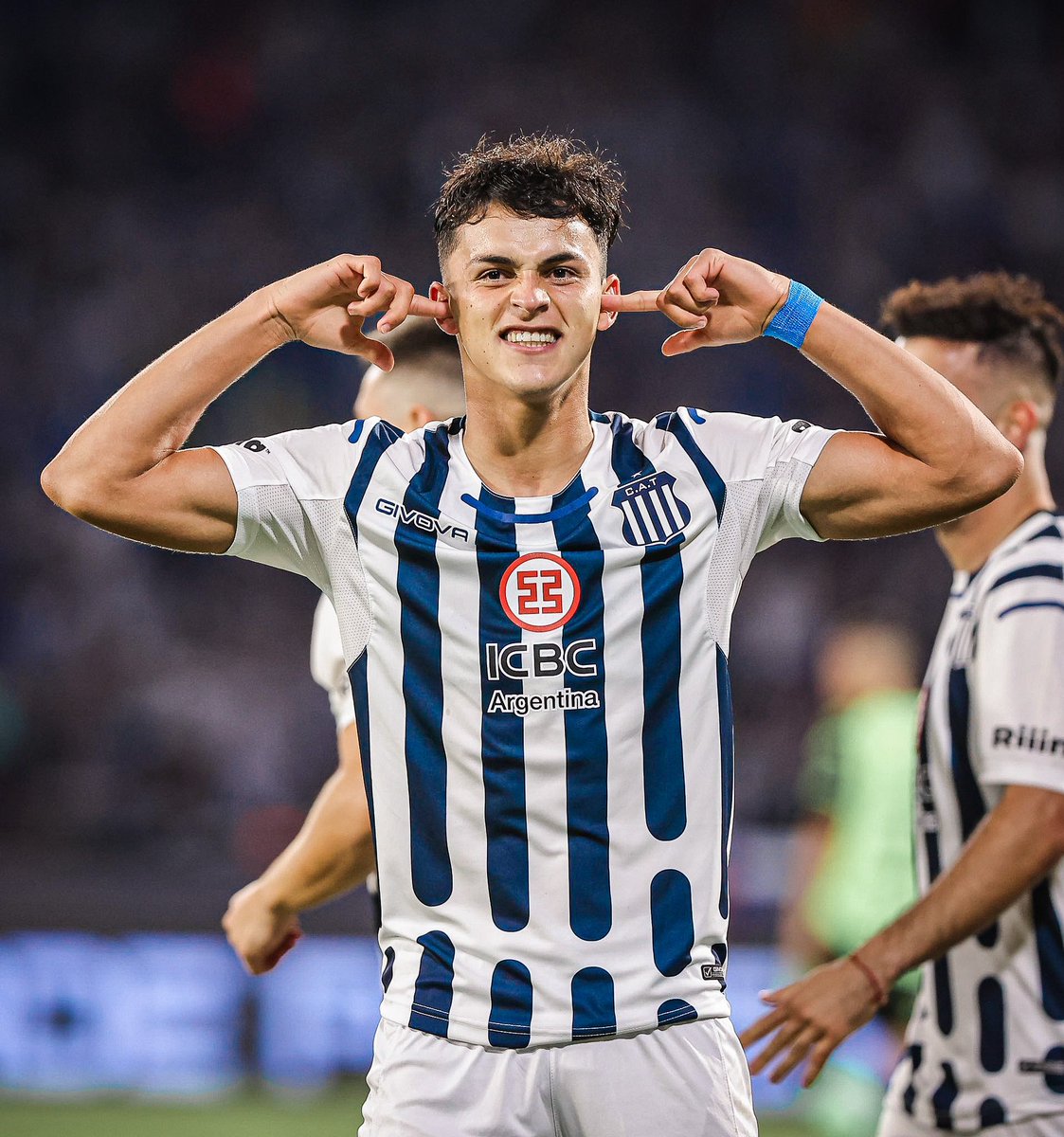 Ramón Sosa ante Racing:

➜ 1º en toques [52]
➜ 1º en faltas recibidas [3]
➜ 1º en recuperaciones [14]
➜ 1º en duelos ganados [13]
➜ 1º en gambetas completadas [5]

23 años. 🔥🇵🇾