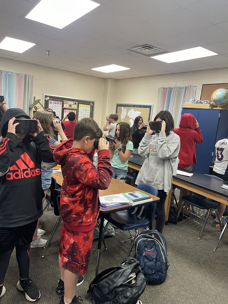 sciencewithcobb's tweet photo. A VR look into Pollination today! Making some asexual/sexual reproduction connections 🐝 @ConroeISD #science @vogeltexans https://t.co/aPLdp3KkVn