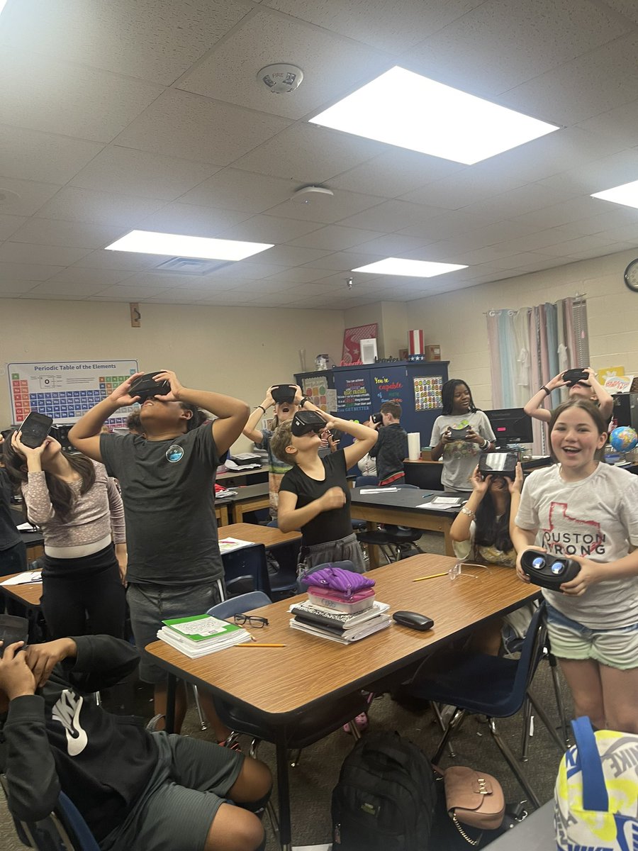 sciencewithcobb's tweet photo. A VR look into Pollination today! Making some asexual/sexual reproduction connections 🐝 @ConroeISD #science @vogeltexans https://t.co/aPLdp3KkVn