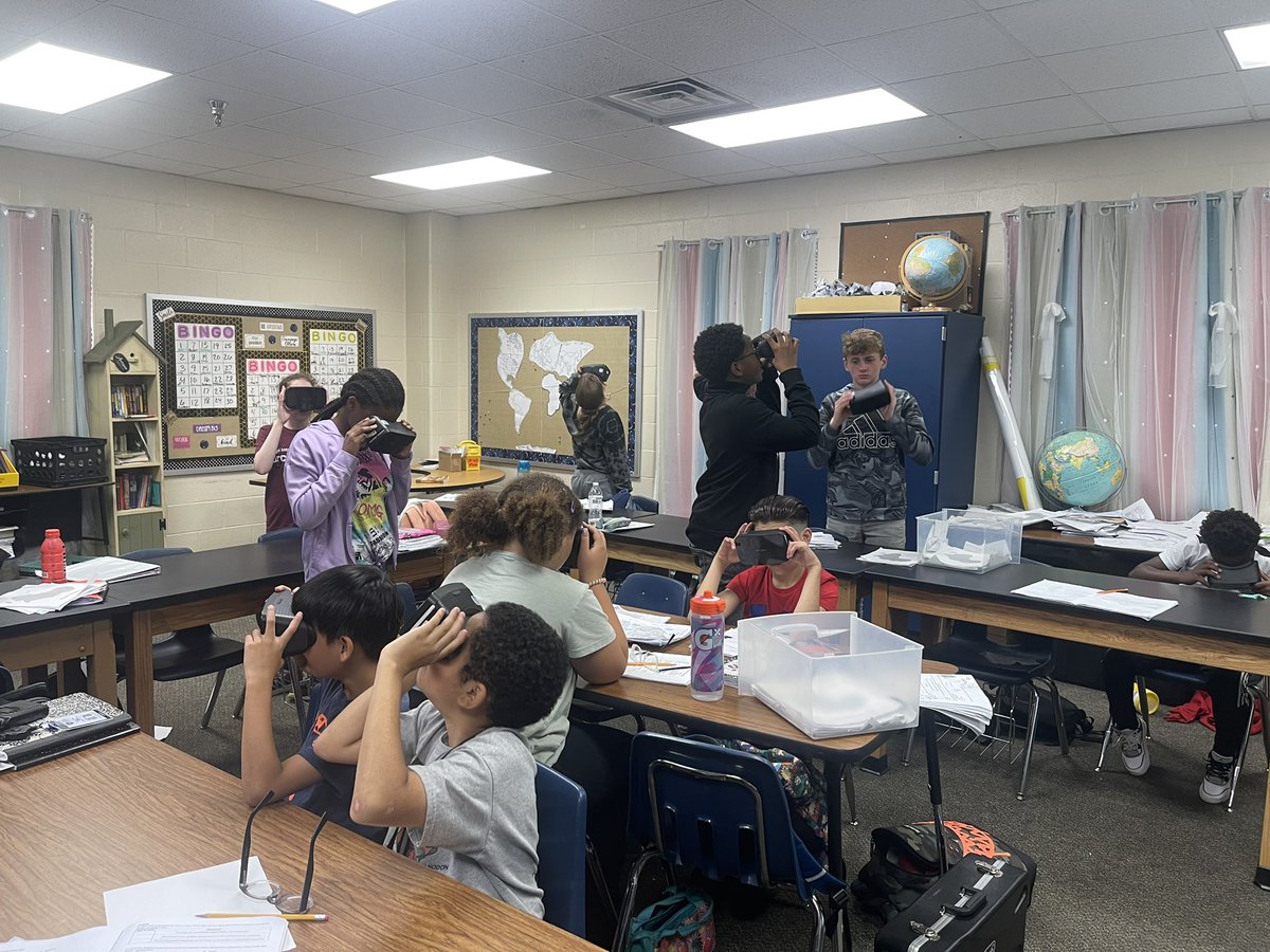 sciencewithcobb's tweet photo. A VR look into Pollination today! Making some asexual/sexual reproduction connections 🐝 @ConroeISD #science @vogeltexans https://t.co/aPLdp3KkVn