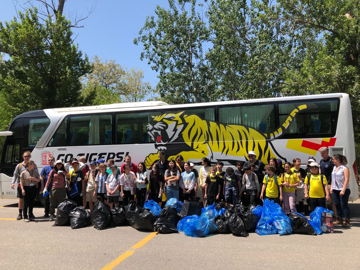 Yesterday morning the British Embassy in Beijing, led by Ambassador <a href="/CWilson_FCDO/">Dame Caroline Wilson DCMG</a>, teamed up with the Western Academy of Beijing <a href="/WAB_LIVE/">WAB</a> <a href="/pimstar/">Pittrapim Arora (She/Her)</a> to collect litter along the Wenyu River as part of @TheBigHelpOut23 . Needless to say it was a RUBBISH day! 😆 Great job, everyone!