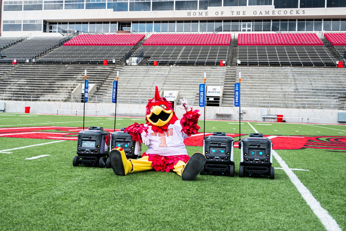 #Kiwibotfact: We are pioneers in the field of robotic last-mile delivery on campus, transporting goods and food right to your doorstep !🚪🍕 You already knew it?👀 📸: @JSUNews #Kiwibot #Robotics #kiwibotdeliveryrobot #jacksonvillestateuniversity #jsu