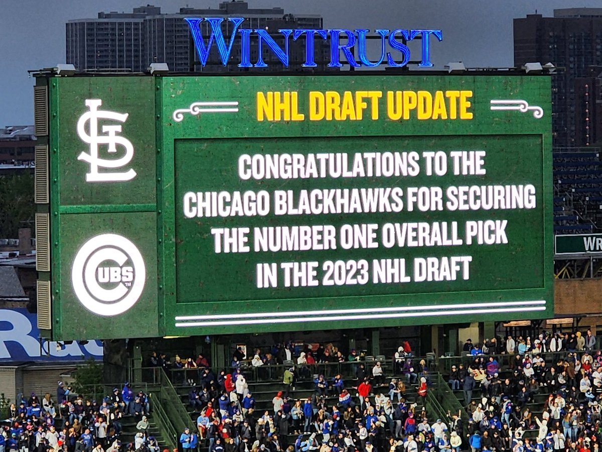 Miguelsvoice's tweet photo. And the crowd goes wild at Wrigley! #Cubs #Blackhawks https://t.co/fWuIFNHt2c