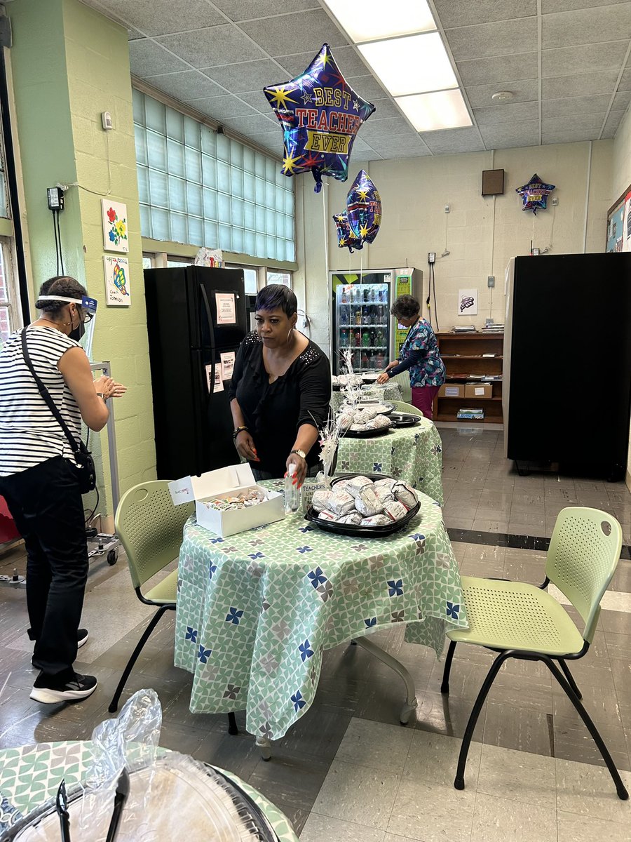 johnhansonm's tweet photo. Thank you to the @JHMontessori PTSA for sponsoring our Teacher Appreciation breakfast this morning! The teachers enjoyed their treats and fellowship. https://t.co/GgY7o0umQn