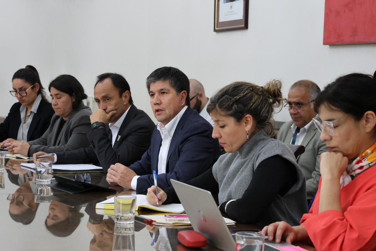 Nuestras autoridades iniciaron la semana en el Palacio de la Moneda, donde formaron parte de dos reuniones intersectoriales con foco en seguridad en los estadios 🏟 🤝 

Sigue leyendo 👇