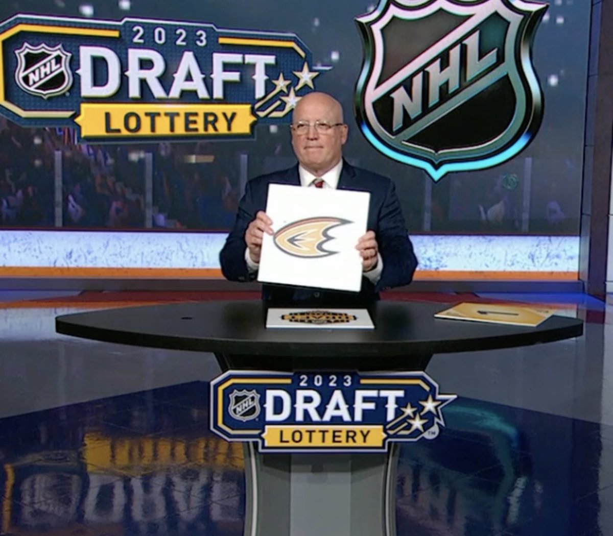 BradyTrett's tweet photo. Insult to injury having your logo revealed upside down after losing out on first overall 😬 https://t.co/5WHh0kA4h8
