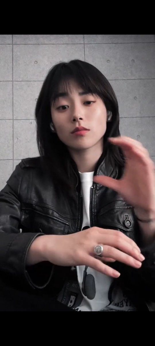 khardew's tweet photo. been lookin for sejun's signet ring because haven't seen it for a while.

and boom! its on her 🙃🙃🙃 https://t.co/73XJH4E3cC