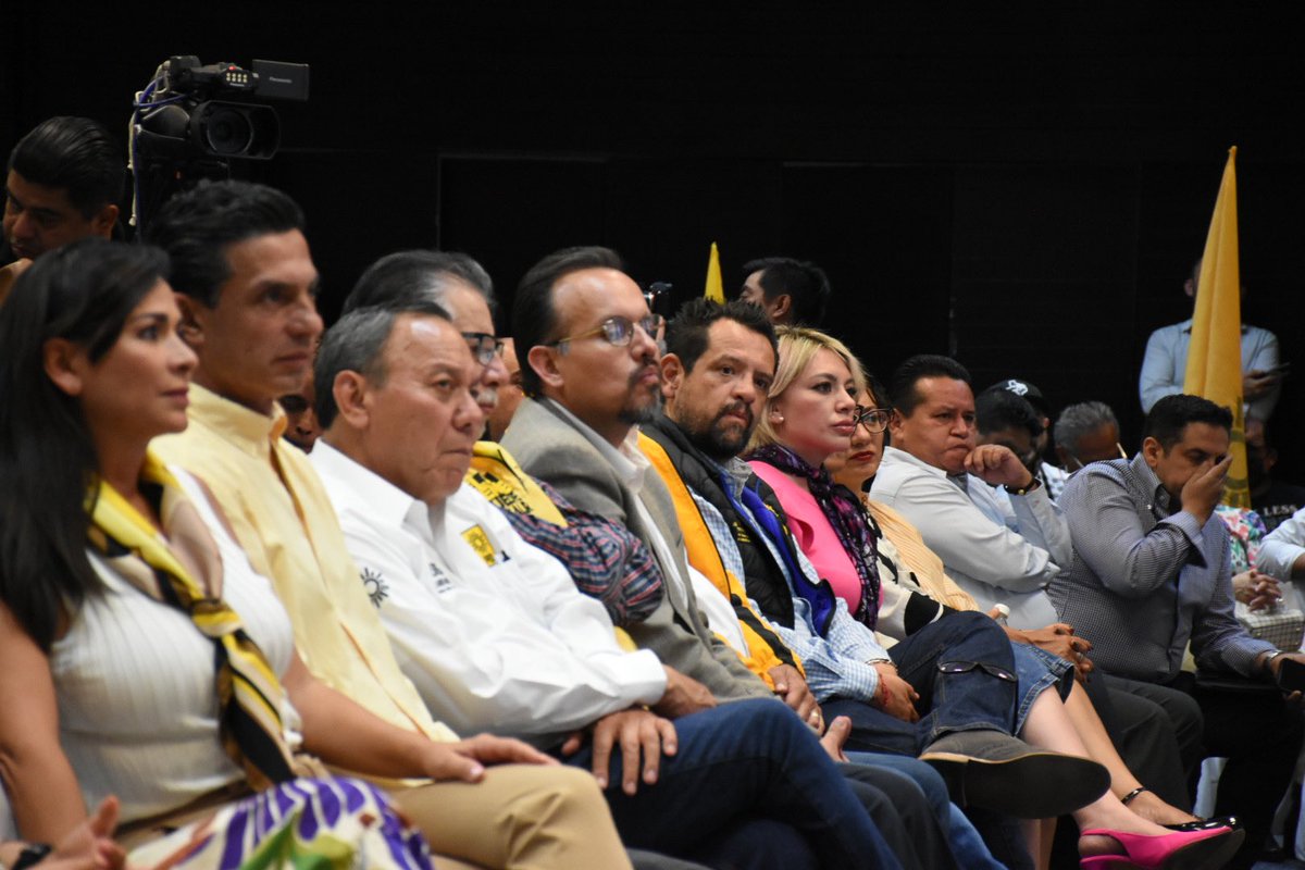 Un gusto asistir al estado de Puebla al encuentro estatal de <a href="/NvaIzq/">Nueva Izquierda</a>, “Renovando”. Agradezco al presidente <a href="/CarlosMtzAmador/">Carlos Martínez Amador</a> por la invitación y lo felicito por su trabajo en el estado y por su entusiasmo y compromiso al querer ser gobernador de la entidad!!