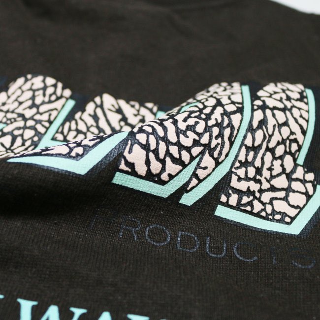 nataldesign's tweet photo. "HEMP TEE PRINTED DAYBREAKS" 
柔らかい着心地と、身幅が広く袖が短いシルエットにこだわった、オリジナルボディのヘンプTシャツに、プリントは「フロッキープリント」「発泡プリント」「多色刷り」という贅沢なアイテム！！
サイズやカラー少なくなっていますのでお早めに♪
https://t.co/QC8zzvbfIY https://t.co/D5FqT4dhii