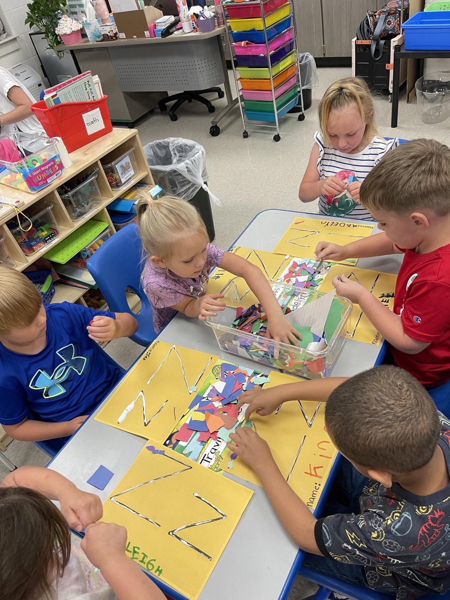 MrsPayant's tweet photo. Pre-K transition to kindergarten day! We visited kindergarteners, and we sat down on the rug to listen to @Williamslexib and Ms. Stanley. These kiddos are getting well-prepared for kindergarten, and I couldn’t be more proud 🥲. @SycamoreElem @TCBOE https://t.co/aqnbSCiyII