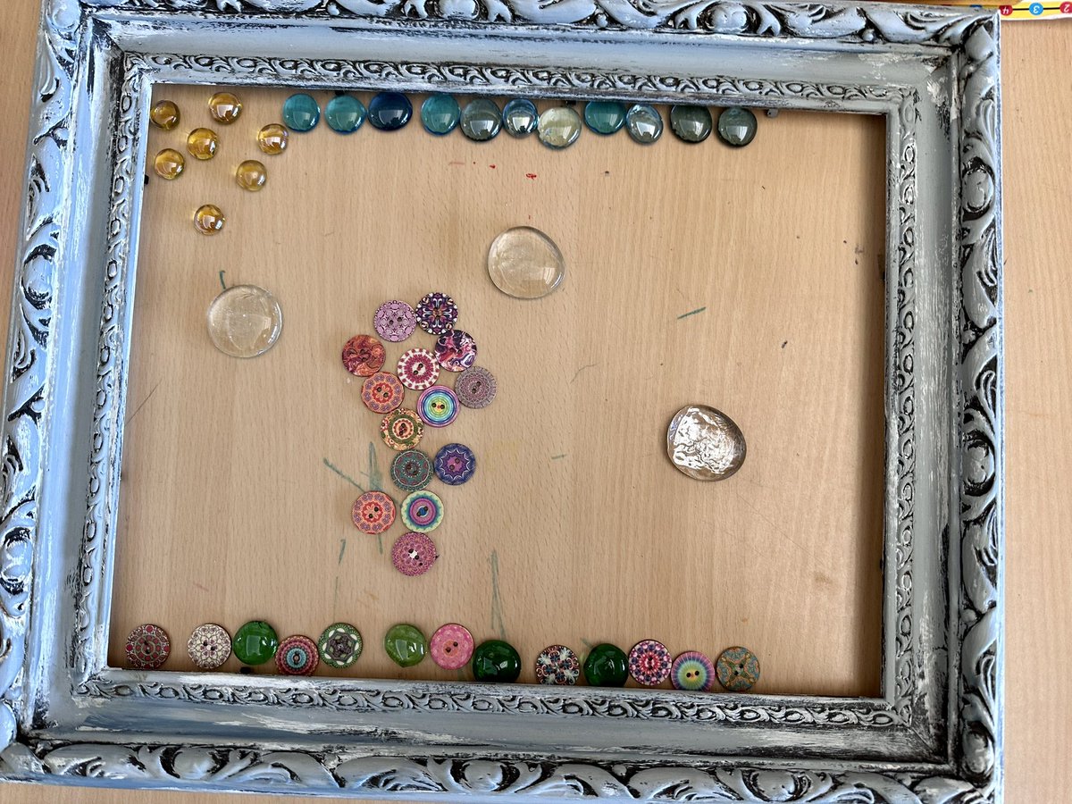 This morning I set out empty picture frames on tables along w/bowls of glass stones & colorful buttons. No directions, I just wanted to see what they’d create. Check out this lovely flower, blue sky, clouds, sunshine, and grass! #ibpyp #sharingtheplanet #WAForgeAhead
