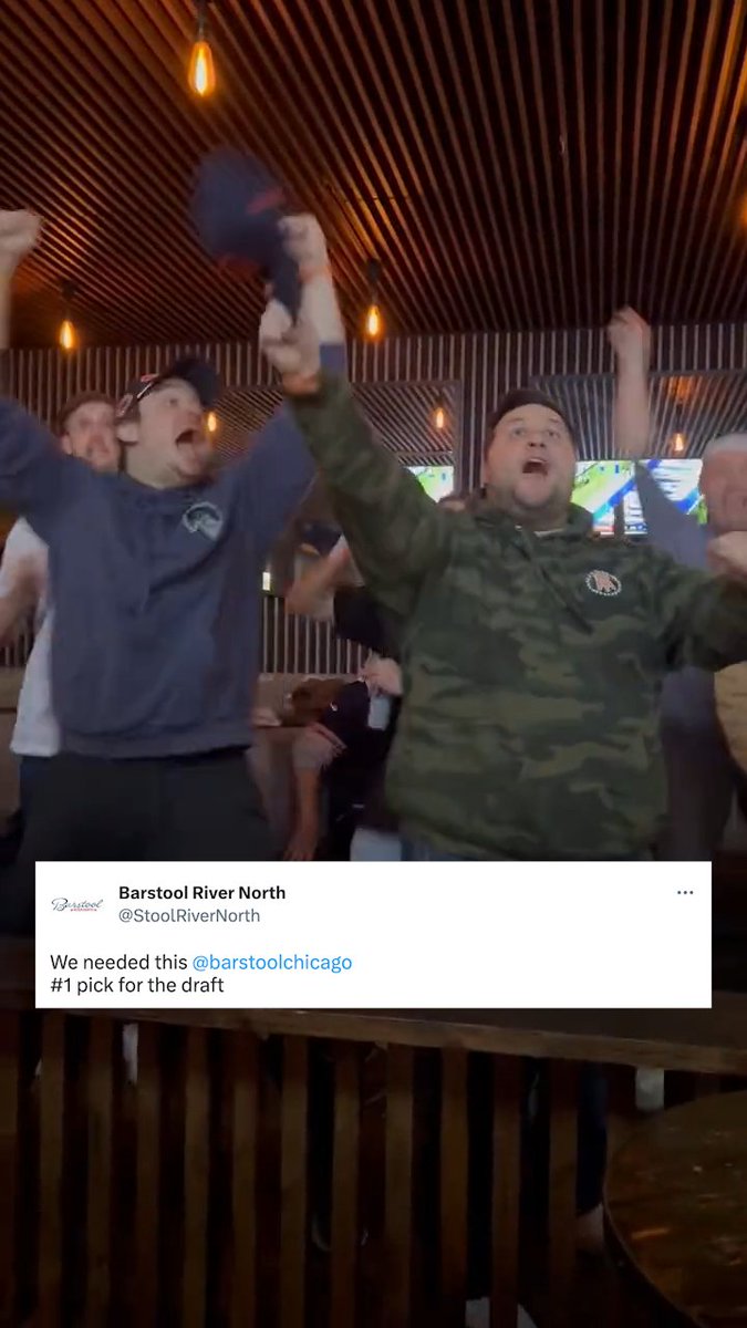 TommyLeighJr's tweet image. Crazy fun fact: for the 2nd time in 5 months @barstoolchicago has won a #1 overall pick from the same booth at @StoolRiverNorth