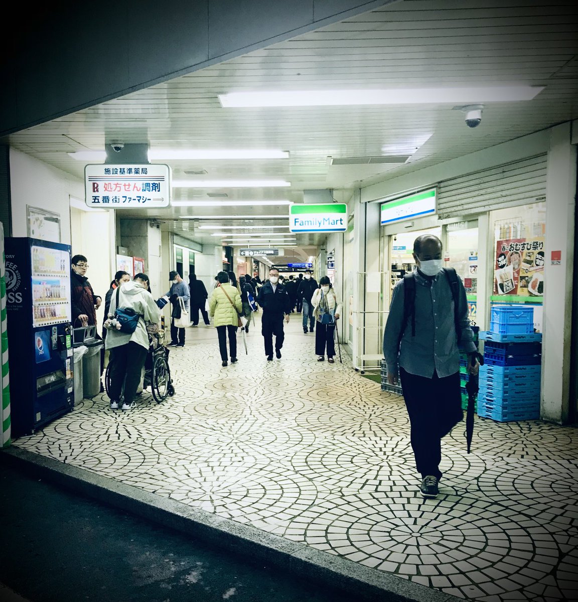 ando_devaivre's tweet photo. Rue couverte #Yokohama #néons #下町　#日本 #Japan #guidejapon https://t.co/GYzTiIfmiO