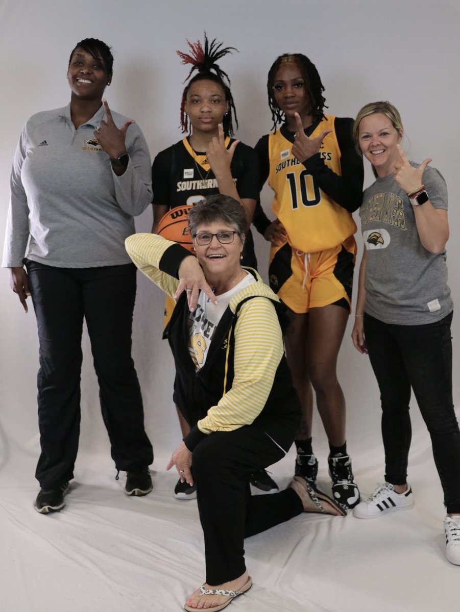 JessBarbes10's tweet photo. Coach McNelis loves the Sip as much as we love the Boot.
Itโs To The Top for all of us nowโฆ
#JOYeRide https://t.co/4C9twlT5yz
