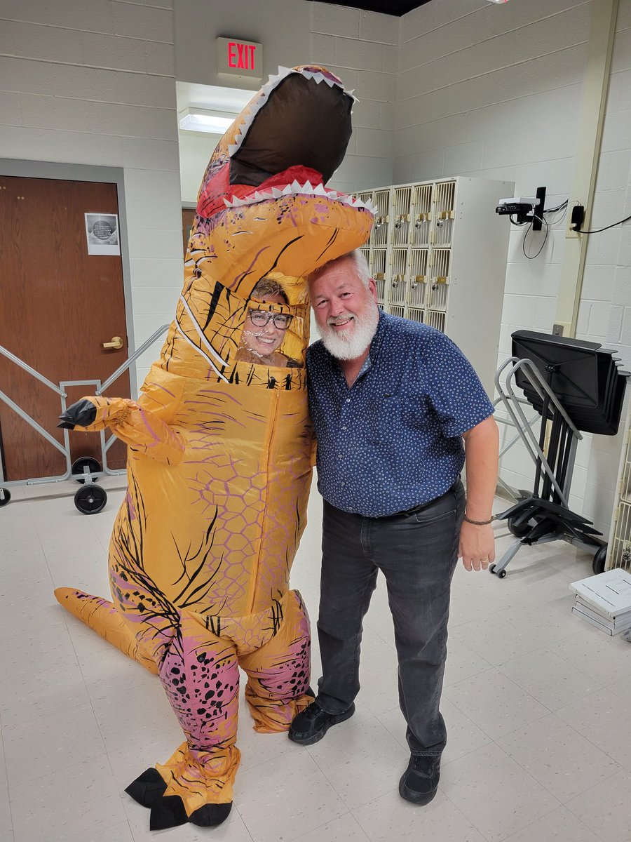 Borrowed this costume 4 years ago for our JH concert and finally returned it upon his retirement and final district MSBOA meeting. One last hoorah!!! <a href="/Shaner_Jxnbands/">Papa Shay</a> 🎼❤️😍💟