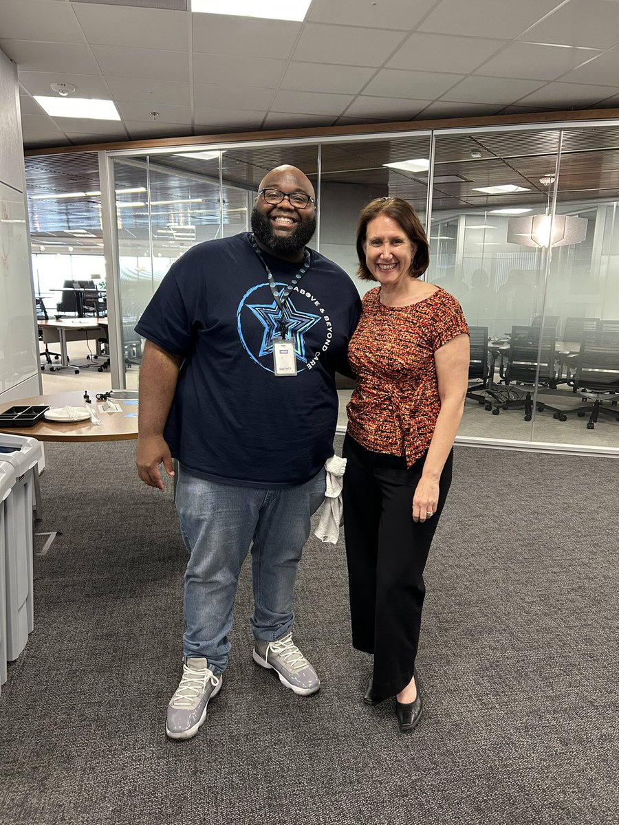 Julianjh32's tweet image. So great running into @RachelSimonATT  the Queen of Networking herself at Headquarters. She has always been a mentor to me and is always available to help anyone that asks! @Thrive_CAS @MDPAlumni @LifeAtATT #MDPAlumni #LifeatATT #Time2Thrive