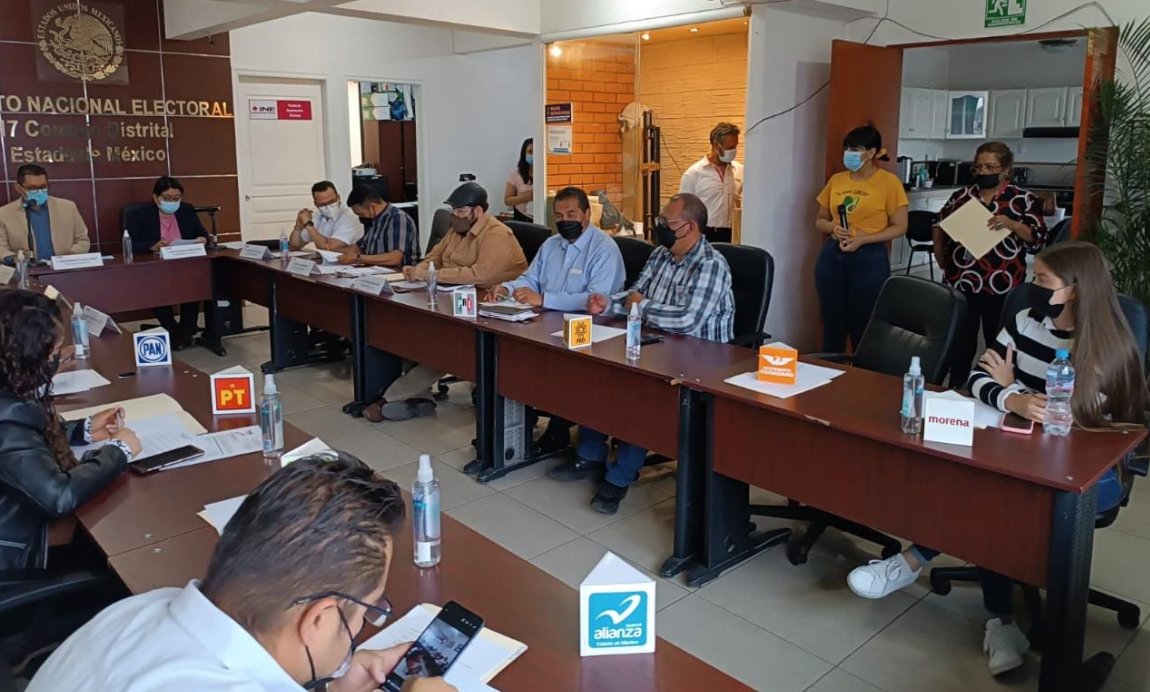 INEedomex's tweet photo. Hoy se celebró la Sesión Extraordinaria 11 del #17CD en las Ins. de la #JDE17 con cabecera en #Ecatepec, estando presentes los Consejeros Electorales y Representantes de Partidos Políticos,dando certeza y legalidad a los procedimientos previos a la Jornada Electoral del #4DeJunio https://t.co/N0vxRXf25U