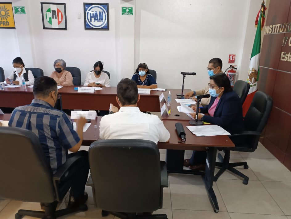 INEedomex's tweet photo. Hoy se celebró la Sesión Extraordinaria 11 del #17CD en las Ins. de la #JDE17 con cabecera en #Ecatepec, estando presentes los Consejeros Electorales y Representantes de Partidos Políticos,dando certeza y legalidad a los procedimientos previos a la Jornada Electoral del #4DeJunio https://t.co/N0vxRXf25U