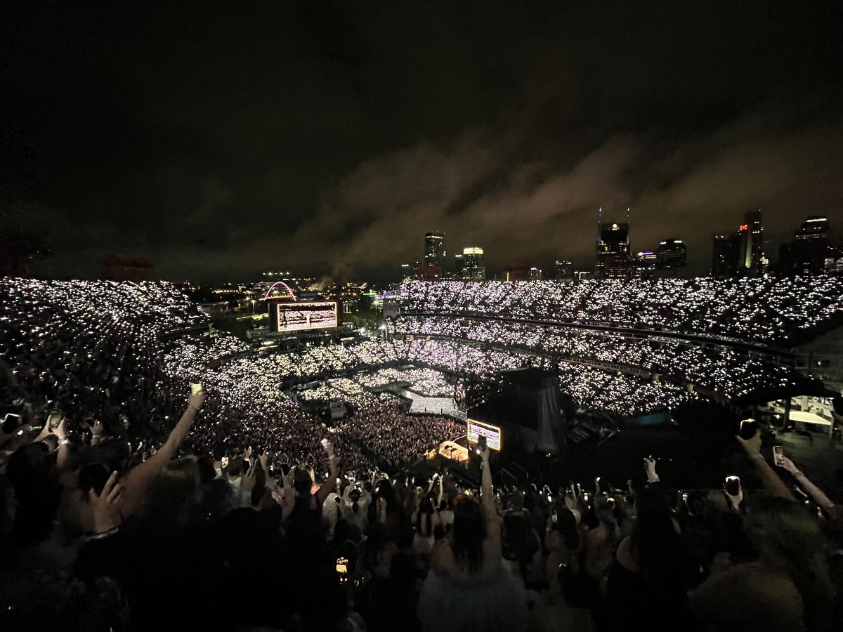 oolivetreesscos's tweet photo. Flashlights for Marjorie last night :) @taylorswift13 @taylornation13 #TheErasTour 
#theerastournashville #TSTheErasTour https://t.co/6ZofHDIsid
