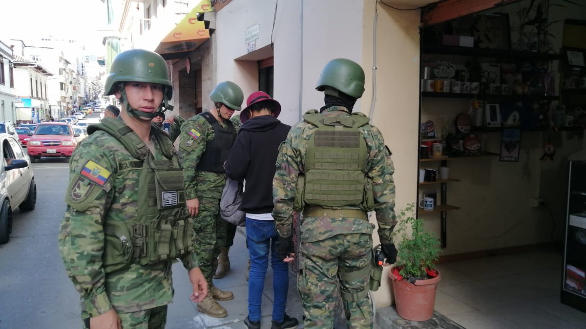 riwilo2002's tweet photo. La lucha contra la inseguridad es primordial para el Gobierno del Ecuador; en ese sentido hemos liderado un mega operativo en el casco comercial de Azogues.

Con @PoliciaEcuador y @FFAAECUADOR seguimos trabajando para garantizarle la tranquilidad a la ciudadanía. https://t.co/MO3UksizX3