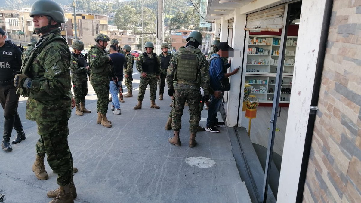 riwilo2002's tweet photo. La lucha contra la inseguridad es primordial para el Gobierno del Ecuador; en ese sentido hemos liderado un mega operativo en el casco comercial de Azogues.

Con @PoliciaEcuador y @FFAAECUADOR seguimos trabajando para garantizarle la tranquilidad a la ciudadanía. https://t.co/MO3UksizX3