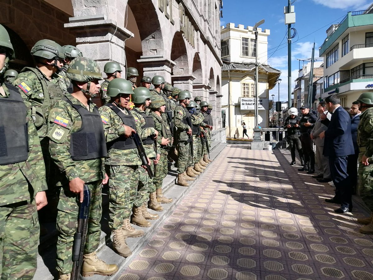 riwilo2002's tweet photo. La lucha contra la inseguridad es primordial para el Gobierno del Ecuador; en ese sentido hemos liderado un mega operativo en el casco comercial de Azogues.

Con @PoliciaEcuador y @FFAAECUADOR seguimos trabajando para garantizarle la tranquilidad a la ciudadanía. https://t.co/MO3UksizX3