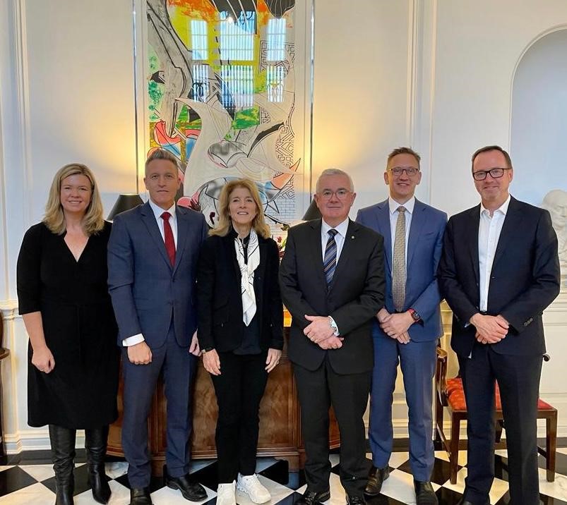 The Co-Chairs of the Julian Assange Parliamentary Group met with US Ambassador to Australia Caroline Kennedy to discuss the widespread concern in Aus about the ongoing attempts by the US to extradite Mr Assange to America andrewwilkie.org/2023/05/assang…. #FreeAssangeNOW #auspol #politas