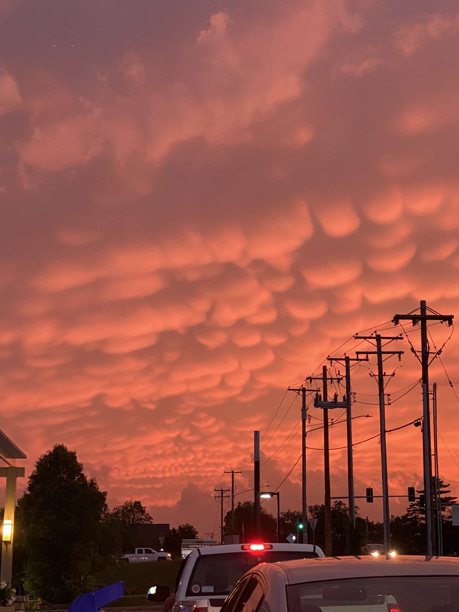 whoa! amazing clouds tonight in Crestwood <a href="/scottontvKSDK/">Scott Connell on KSDK</a> <a href="/ksdknews/">KSDK News</a>