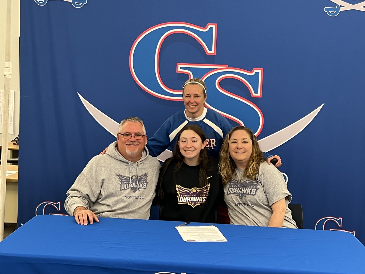 amelialake11's tweet photo. go duhawks!!!💜💛🦅 @GS_Softball @LorasSoftball https://t.co/RznRKN67Kg