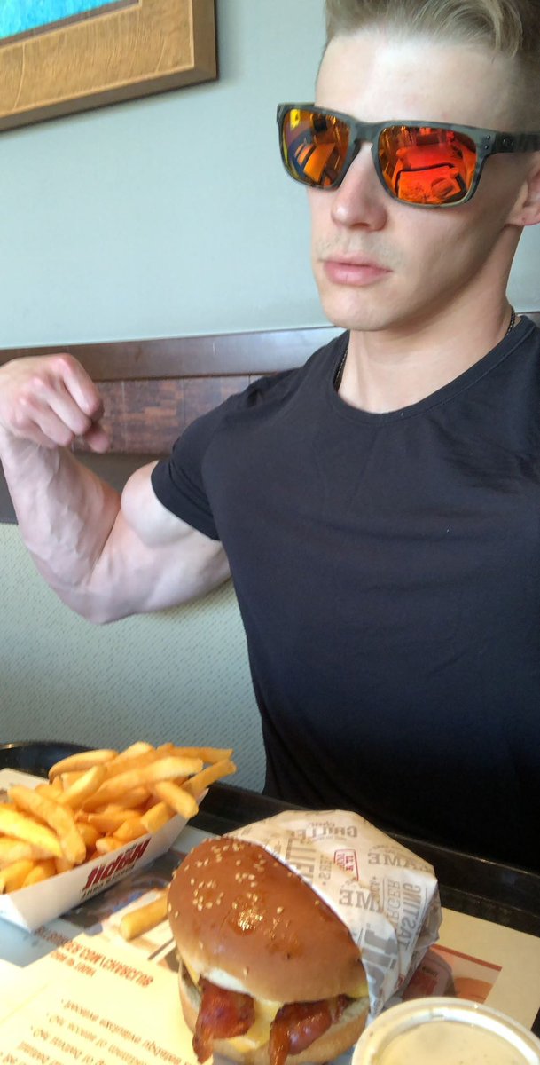 JMoser1129's tweet photo. Love a good burger 

#burger #onlyfans #fitness #flexing #bicep #malemodel #trending #viral #twitter https://t.co/QajSvpRPRr