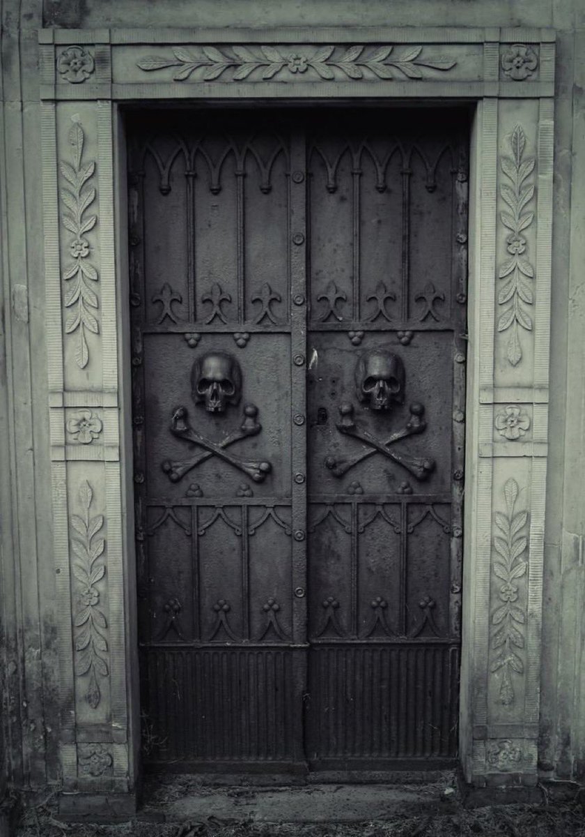 Doors of the Evangelical Cemetery of the Augsburg Confession in Warsaw, Poland ☠️☠️ #goodnight