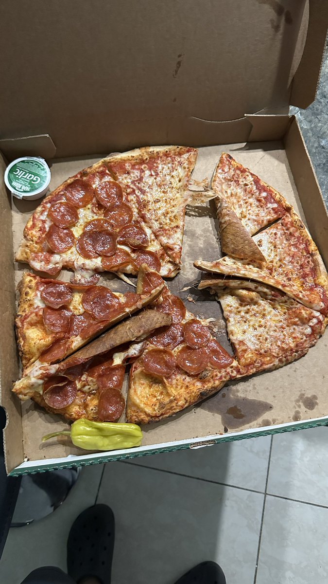 MrPUSHPresents's tweet photo. hey @PapaJohns since when don’t you do refunds? Tonight my order arrived like this. They didn’t even put the sauce i paid for. I don’t even trust the store to guarantee a quality pizza next time with the credit on my account. https://t.co/Os86jnggXQ