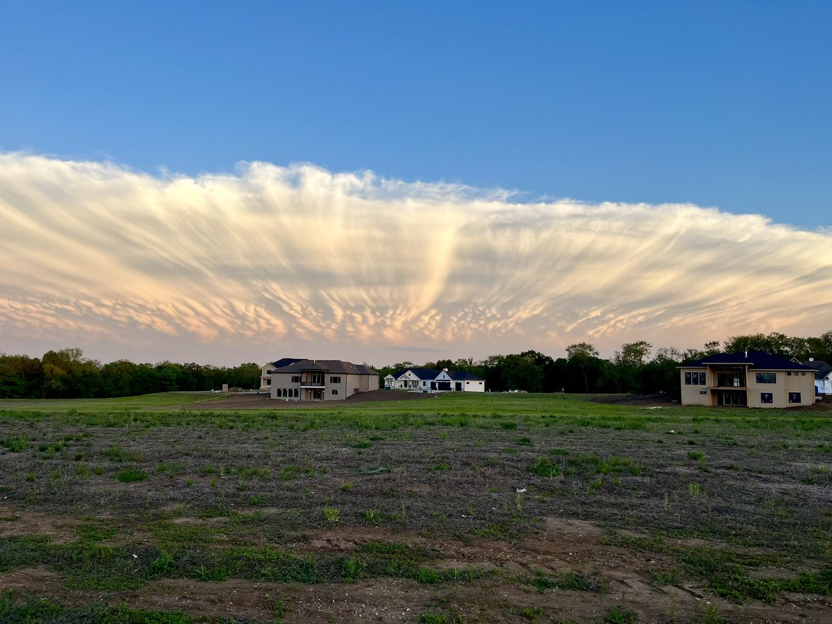 Rick_Katzfey's tweet photo. 70 miles south of Kansas City. These hailers are presenting a beautiful sunset! #NevadaMO #MOwx. Photo by Jim Katzfey https://t.co/np2sy9TdzD