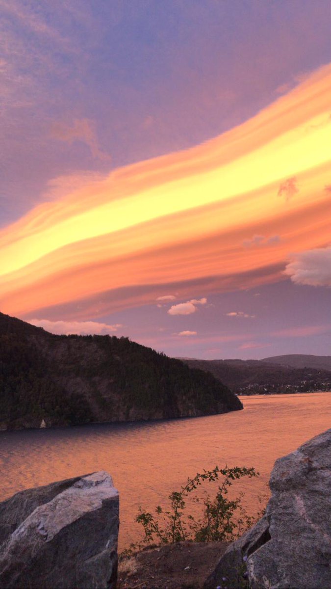 sofiaamendez__'s tweet photo. q irreal se veía el cielo https://t.co/GudVsowDfN