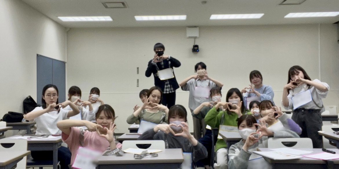 pukbrass's tweet photo. 昨日は吹奏楽部の親睦会を行いました！✨たくさんのゲームを企画してくれ、とてもたのしい親睦会になりました🥰💞写真はみんなでがんばったいびつなハート……🤔
 #熊本県立大学吹奏楽部 https://t.co/ImFnfY4075