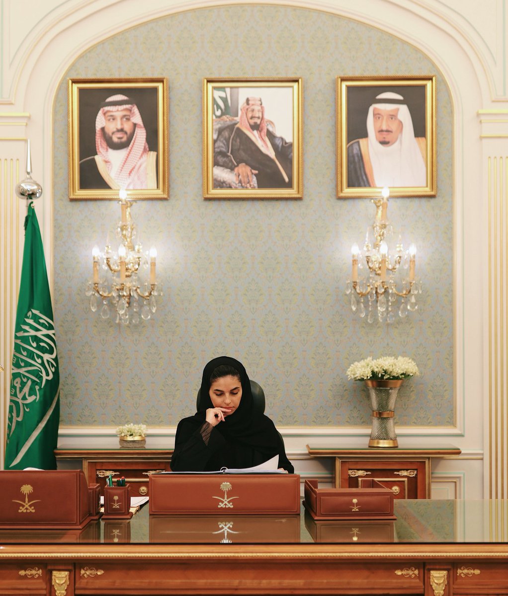 AFnanAbdulkreem's tweet photo. تشرفت بتصوير معالي نائب الأمين العام لمجلس الوزراء الشيهانه العزاز. https://t.co/AZOMiOSC58