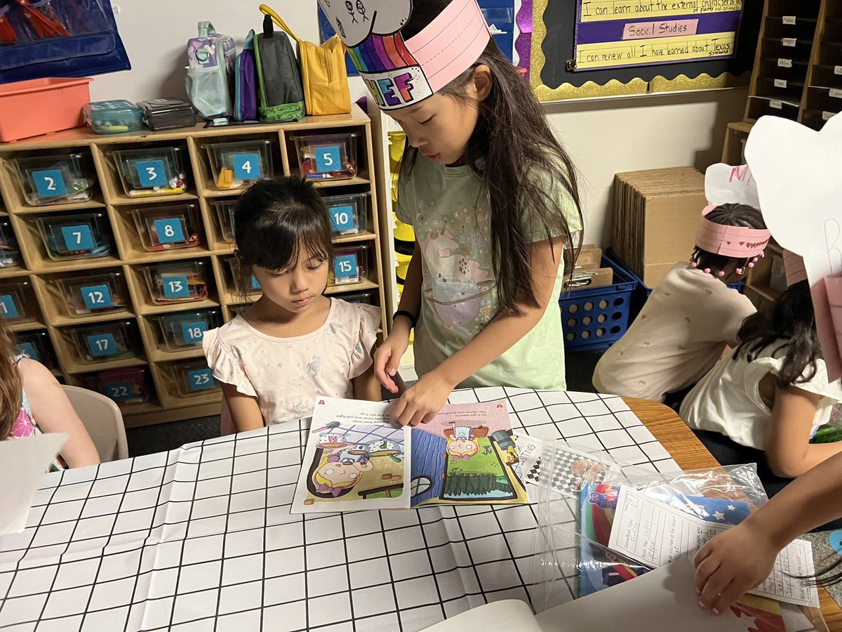 wojcikfaith's tweet photo. We had so much fun today, practicing our Reading Cafe books with our kindergarten friends! #HayesHawks #HayesFirstGrade https://t.co/XPIw3augvx