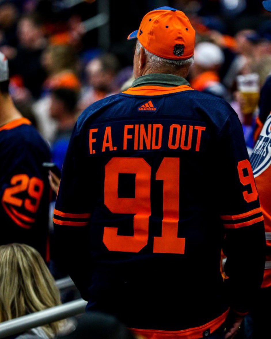 Fan wasted no time 😂

📸: <a href="/EdmontonOilers/">Edmonton Oilers</a>