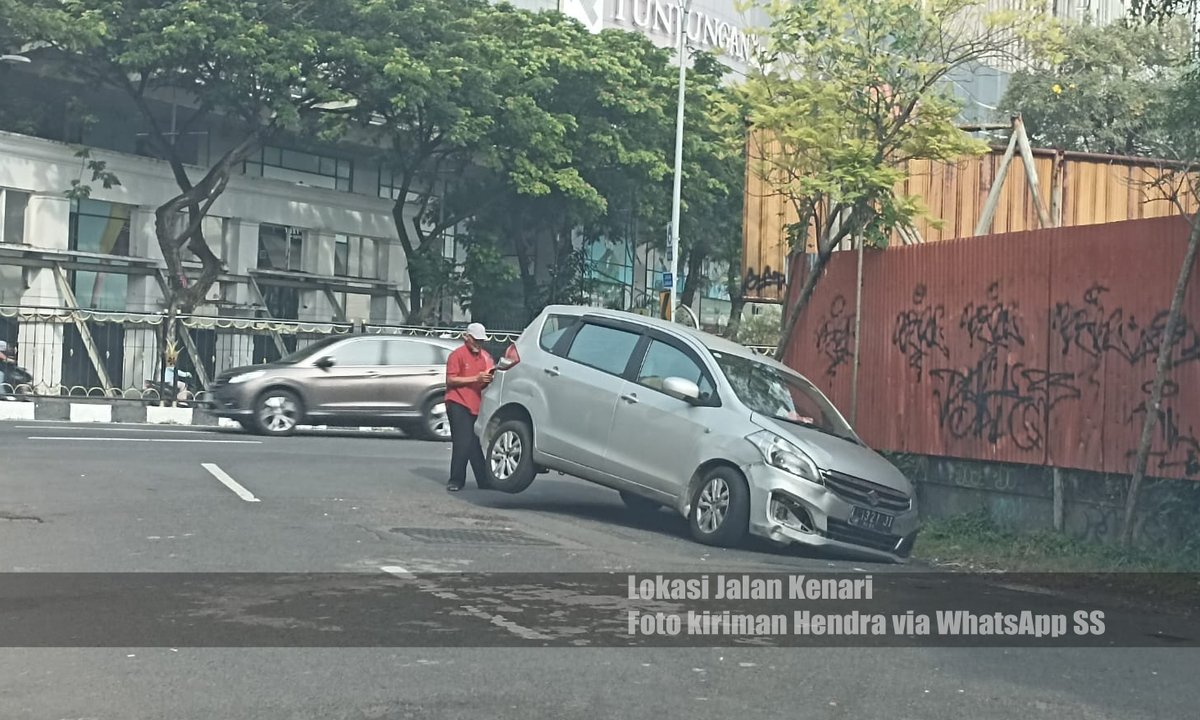 08.30: Info awal #kecelakaan mobil terperosok lubang bekas galian di Jalan Kenari. Saat ini masih dibantu oleh pengendara lain. Info sudah diteruskan ke petugas. (odp-tm)