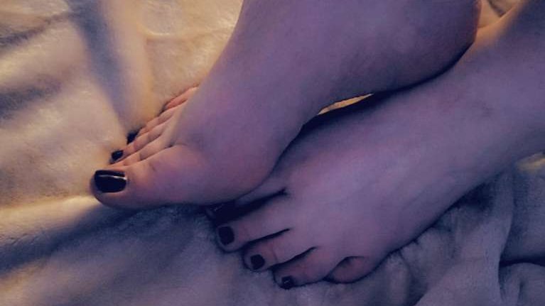 ToeBeanBabies's tweet photo. I hope they're to your liking 😋

The blanket is super soft~

#feet #feetpics #feetfetish #sellfeet #feetfinder #feetpicsforsales #toes #paintedtoes #feet_lover #toebeanbabies https://t.co/o06Yju0b0X