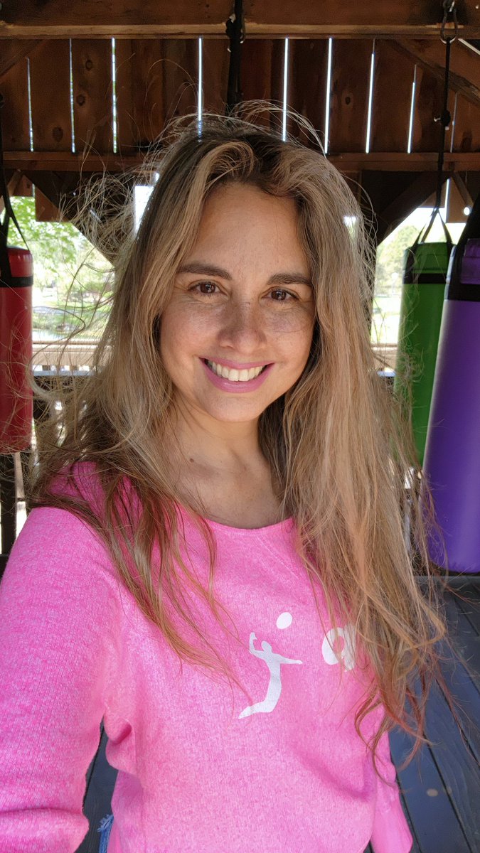 jessicavtg's tweet photo. Ya que Elon piensa cerrar cuentas que no se utilicen por mucho tiempo y mi Twitter anda abandonado. Paso x aca solo para decirles que entre mis hijas y los vientos de Chicago paro despeinada. 
A nadie le importa? Pero a mi me importa mantener mi cuenta jajaja.
Abrazos https://t.co/GslTHbuJ01