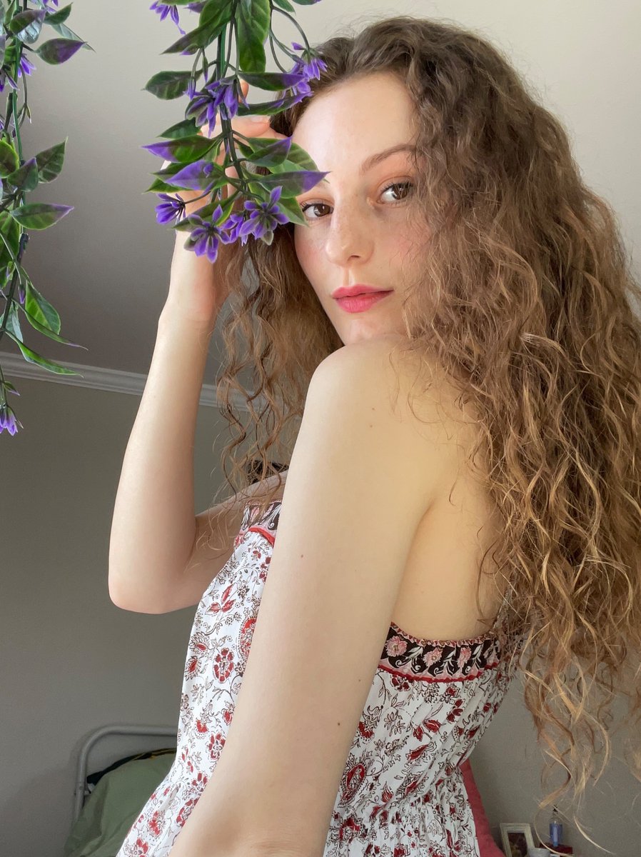 vitaphonezone's tweet photo. hello everyone still on on elon’s circus app here are three pictures of me https://t.co/mwwb8DZ1iY