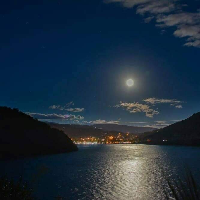 turisargentina's tweet photo. Increíble Luna en San Martín de los Andes. 🙌✨🌟🌕

Foto de Irene de Luchi https://t.co/Mg8KWSWX35