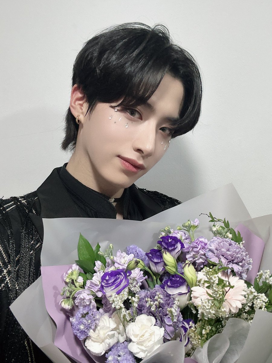 official_ONEUS's tweet photo. [#시온]
드디어 원어스가 돌아왔다!! 앨범의 첫 시작을 달님들과 함께해서 너무 행복햇어🥰 이번 앨범도 잘 부탁해!! 오늘도 너무 많이 사랑해 우리 달님들🌏💜🌙(쎈쓰 있는 엄빠의 보라색 꽃💜 사룽해😘) https://t.co/oVUdRA8QiD